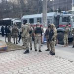 В Симферополе массово задерживают людей возле здания киевского районного суда